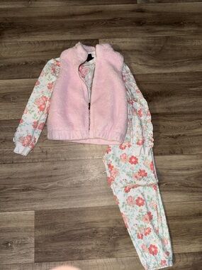 Cozy Pink Faux-Fur Vest with Floral Jogger Set